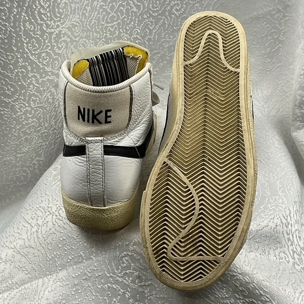 Nike Vintage High-Tops in White‎ and Black